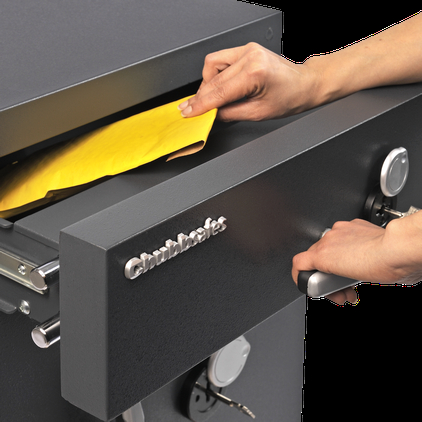 Zabezpieczenie stanowiska – gdzie zamontować sejf depozytowy w małym lokalu?